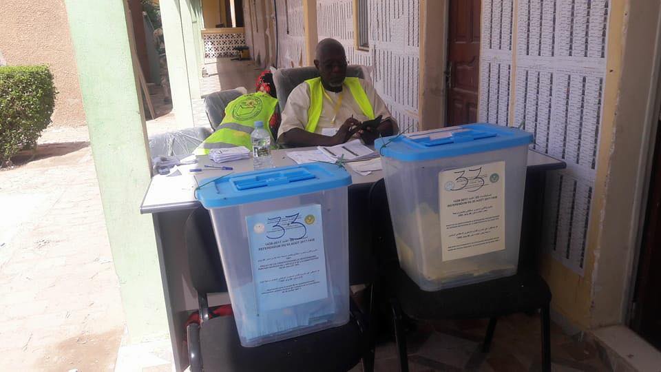 مكتب للتصويت تفرغ صاحبه للسباحة في الانترنت في انتظار الناخبين