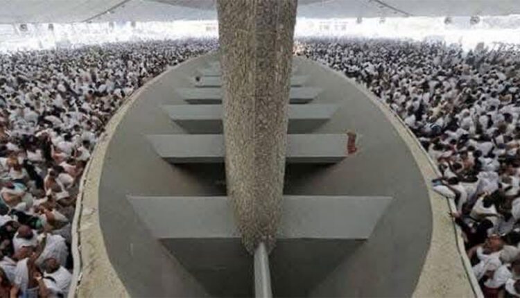 حجاجنا الميامين يواصلون رمي الجمرات في أول أيام التشريق