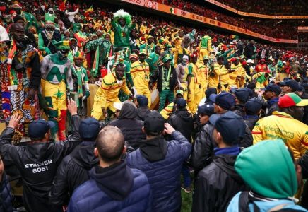العاهل المغربي يصدر عفوا عن مشجعين سنغاليين في كأس أمم إفريقيا قبل أشهر